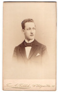 Fotografie A. Fröhlich, Berlin, W. Lützow Str. 73, Portrait Junger Herr In Anzug Mit Fliege  - Anonyme Personen