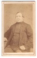 Fotografie G.W. Brunstedt, Stockholm, Nackströmgaran 1, Portrait Sitzender Mann Mit Jackett, 1871  - Personnes Anonymes