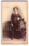 Fotografie Wilhelm Kersten, Berlin, Krausen- Str. 40, Junger Knabe Angelehnt An Stuhl, 1889  - Personnes Anonymes