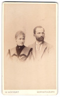 Fotografie W. Höffert, Berlin, Unter Den Linden 24, Portrait Paar Mit Herren Mit Vollbart  - Anonymous Persons