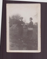 PHOTO D UN COUPLE DANS UN JARDIN 1944 - 6.5 X 9 CM - Personnes Anonymes