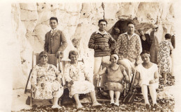 Carte Photo D'une Famille élégante A La Plage Vers 1920 - Personnes Anonymes