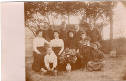Carte Photo D'une Famille élégante Posant Dans Leurs Jardin Vers 1910 - Anonymous Persons