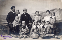 Carte Photo D'une Famille élégante Posant Dans Un Décor De Plage Dans Un Studio Photo En 1908 - Anonymous Persons
