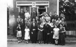 Carte Photo D'une Famille élégante Posant Devant Leurs Maison - Anonymous Persons