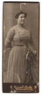 Fotografie Conrad Lucke, Weissenfels A. Saale, Friedrichstr. 4, Portrait Junge Dame Angelehnt An Einen Stuhl  - Anonymous Persons