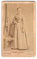 Fotografie Theodor Haertel, Potsdam, Charlottenstr. 25, Portrait Junge Dame In Kleid, 1871  - Personnes Anonymes
