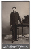 Fotografie Atelier Germania, Münster I. W., Ludgeristr. 57, Portrait Junge In Anzug Mit Buch  - Personnes Anonymes