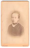 Fotografie G.F. Eichler, Schmölln, Portrait Junge Frau Mit Kreuzbrosche  - Anonymous Persons