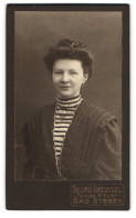 Fotografie Georg Drechsel, Bad Steben, Portrait Junge Frau In Kleid  - Personnes Anonymes