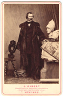 Fotografie J. Albert, München, Portrait Des Malers Wilhelm Von Kaulbach In Seinem Atelier Mit Gemälden Und Büsten  - Personalità