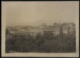 Fotografie Unbekannter Fotograf, Ansicht Kislovodsk / Kaukasus, Deutsches Kriegslazarett Erbaut 1942  - Lieux