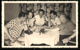 Fotografie Schach - Chess, Männerrunde Sitzt Gesellig Um Schachbrett Herum  - Sport