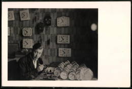 Fotografie Uhrmacher Bei Der Arbeit In Seiner Werkstatt Zwischen Zahlreichen Uhren  - Berufe