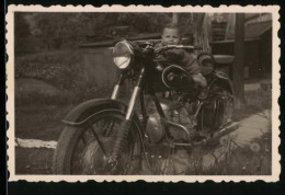 Fotografie Motorrad IFA BK, Baby Auf Krad Sitzend  - Automobiles