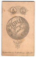 Fotografie H. Zeidler, Berlin, Jerusalemerstr. 59, Anschrift Des Ateliers Auf Globus / Weltkugel  - Anonymous Persons