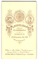 Fotografie D. Mendelsohn, Berlin, Brunnen-Str. 119, Monogramm Des Fotografen Nebst Konterfei Niepce, Talbot, Daguerre  - Personnes Anonymes