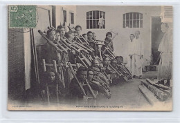 Vietnam - Les Prisonniers à La Cangue - Ed. Planté 65 - Viêt-Nam