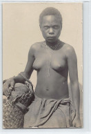 PAPUA NEW GUINEA - Nude Girl With A Basket - REAL PHOTO - Publ. Unknwon. - Papua-Neuguinea
