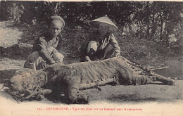 Viet-Nam - COCHINCHINE - Tigre Tué Placé Sur Un Brancard Pour Le Transporter - Ed. Imprimeries Réunies De Nancy 193 - Viêt-Nam