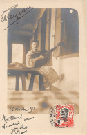Vietnam - MYTHO Mỹ Tho - Colon Français Habillé En Japonais Jouant De La Guitare - CARTE PHOTO 15 Août 1911 - Viêt-Nam