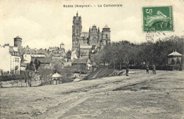 RODEZ (Aveyron ) La Cathedrale  Jardin Public Kiosque Animée RV - Rodez