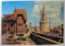 FRANCE - CHARENTE MARITIME - LA ROCHELLE - La Tour De La Lanterne, Les Remparts Et La Maison Du Chat - La Rochelle