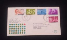 C) 1966. NETHERLANDS. FDC. SENT TO GREAT BRITAIN. MULTIPLE CHILDREN'S PRINTS OF BABIES, CHILDREN AND TEENAGERS. XF - Autres & Non Classés