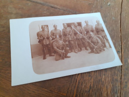 ERSTER WELTKRIEG - GARDE SOLDATEN POSIEREN Mit VOLLPACK, PICKELHAUBE Und GEWEHR Mit AUFGESETZTEM BAJONETT - War, Military