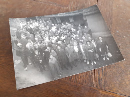 IRGENDWO In DEUTSCHLAND DAZUMAL - 1960 - BUNTE MENGE In POSE - AUSFLUG - MOTORRAD FAHRER, KINDER, ERWACHSENE - Personnes Anonymes