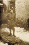 Photo CPA Deutscher Soldat In Uniform Vor Einem Haus - Other & Unclassified