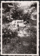 Jolie Photographie D'une Personne Androgyne Allongée Dans L'herbe D'un Chemin, 6 X 8,5 Cm, Snapshot, Genre, Portrait - Autres & Non Classés