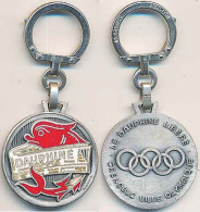 Porte-clefs Métallique LE DAUPHINE LIBERE Xèmes Jeux Olympiques D'Hiver De GRENOBLE 1968  Olympic Games 68 - Altri & Non Classificati