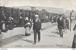 65 LOURDES ARRIVEE D'UN PELERINAGE ET DEBARQUEMENT DES MALADES - Lourdes