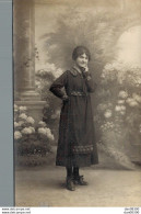 CARTE PHOTO NON IDENTIFIEE REPRESENTANT UNE JEUNE FEMME SOURIANTE - A Identifier