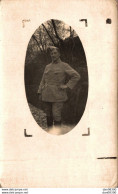 CARTE PHOTO NON IDENTIFIEE REPRESENTANT UN POILU TENANT FIEREMENT LA POSE - Zu Identifizieren