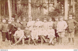 CARTE PHOTO NON IDENTIFIEE REPRESENTANT UN GROUPE DE POILUS PRENANT LA POSE DANS LES BOIS - Te Identificeren