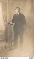 CARTE PHOTO NON IDENTIFIEE REPRESENTANT UN JEUNE HOMME STUDIO GUILLEMINOT PARIS - Te Identificeren