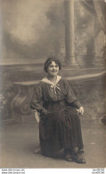 CARTE PHOTO NON IDENTIFIEE REPRESENTANT UNE FEMME SOURIANTE ASSISE STUDIO GUILLEMINOT PARIS - A Identifier