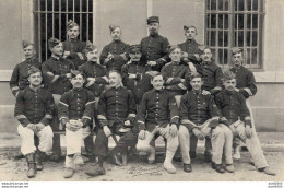 CARTE PHOTO NON IDENTIFIEE REPRESENTANT UN GROUPE DE SOLDATS N°23 SUR LES COLS EN 1910 - To Identify