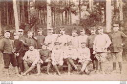 CARTE PHOTO NON IDENTIFIEE REPRESENTANT UN GROUPE DE SOLDATS DANS LES BOIS - To Identify