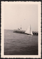 Jolie Photographie De Voilier à Blankenberge, Belgique, Yacht, Foule Sur L'estacade, Années 40 Environ, Bateau 6,3x8,8cm - Lieux