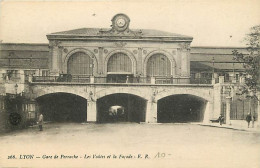 69 - Lyon - Gare De Perrache - Les Voûtes Et La Façade - Animée - Correspondance - Voyagée En 1916 - CPA - Voir Scans Re - Andere & Zonder Classificatie