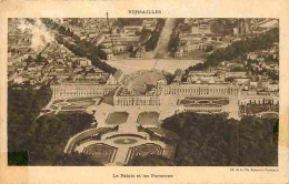 78 - Versailles - Le Palais Et Les Parterres - CPA - Voir Scans Recto-Verso - Versailles