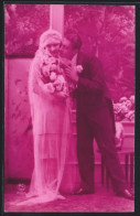 Foto-AK P. C. Paris: Hochzeitspaar, Mann Küsst Seine Frau Auf Die Wange  - Photographs