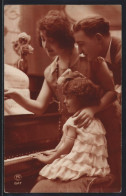 Foto-AK P. C. Paris: Kind Spielt Klavier Neben Stolzen Eltern  - Photographs