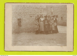 Photo Cartonnée Groupe De Femmes Et Jeunes Filles Jumelles ? Au Parapluie Ou Ombrelle Dans Village VOIR ZOOM Contrasté - Anonyme Personen