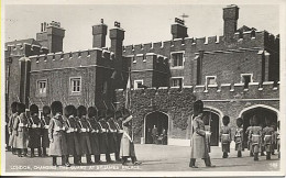 X123659 ROYAUME UNI GRANDE BRETAGNE GREAT BRITAIN ANGLETERRE ENGLAND LONDRES LONDON CHANGING GUARD AT ST JAMES PALACE - Other & Unclassified