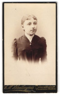 Fotografie C. W. Breitengross, Crimmitschau, Leipzigerstrasse, Junges Mädchen Im Schwarzen Kleid Mit Kleinem Anhänger  - Anonymous Persons