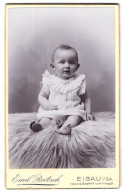 Fotografie Emil Roitsch, Eibau I. Sa., Kleindkind Im Verzierten Weissen Kleid, Mit Erwartungsvollem Blick Auf Einem Pe  - Personnes Anonymes